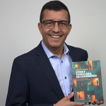 Roberto Viegas com o livro Viver e trabalhar em condomínio