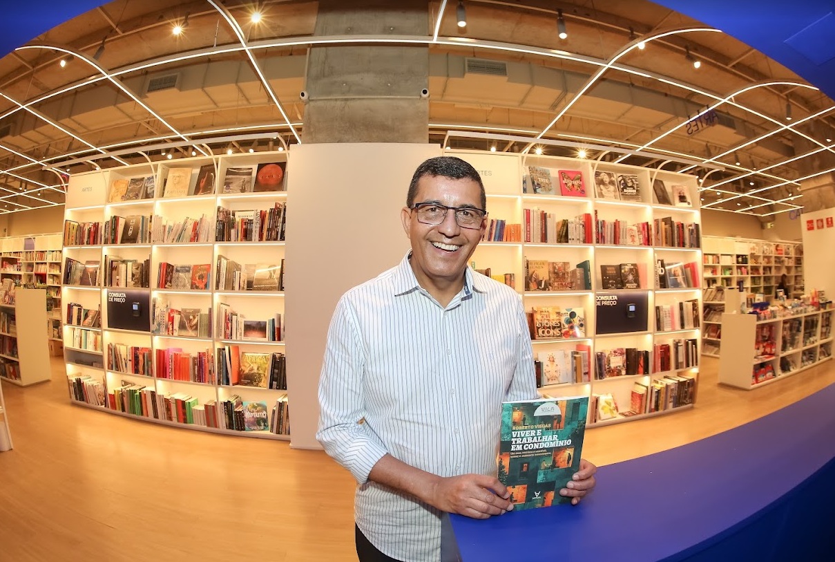 Roberto Viegas no lançamento do livro Viver e Trabalhar em Condomínio